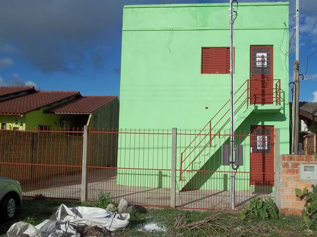 Apartamento dois dormitórios com entrada para carro.